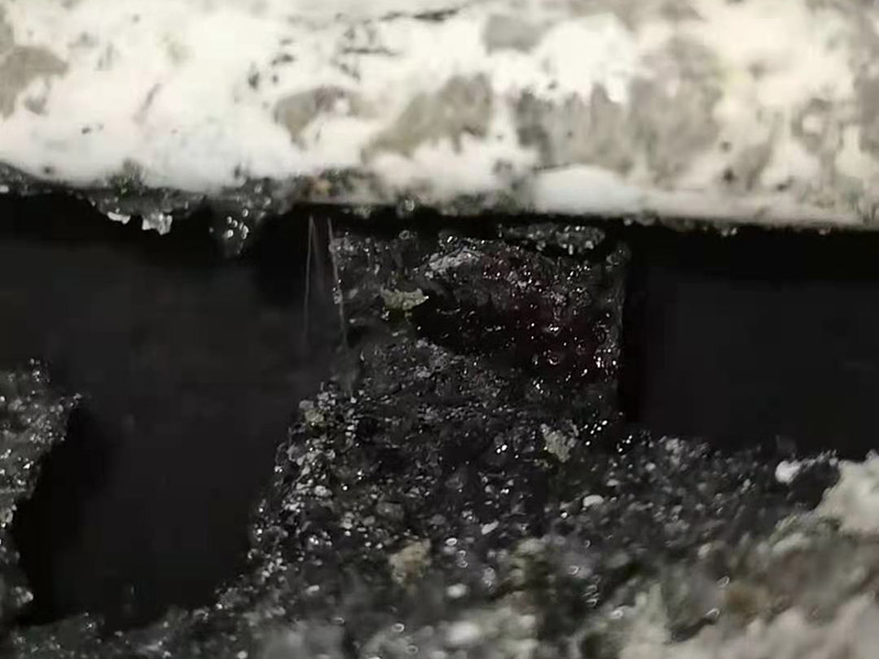 墻內(nèi)水管漏水更換：墻內(nèi)水管漏水，鑿開墻找到漏水點(diǎn)徹底修理好。另外，也可以水電工人先看看什么情況。衛(wèi)生間穿墻管道周邊破壞防水層，但根本就沒有對(duì)防水層認(rèn)真認(rèn)真修復(fù)，漏水隱患很大。穿墻套管漏水有地面上穿墻套管和地面下穿墻套管。
