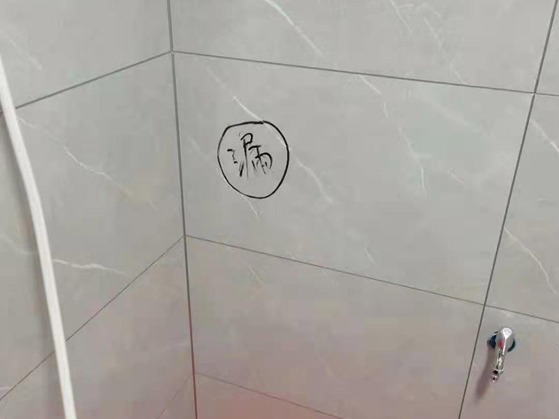 墻內(nèi)水管漏水更換：墻內(nèi)水管漏水，鑿開墻找到漏水點(diǎn)徹底修理好。另外，也可以水電工人先看看什么情況。衛(wèi)生間穿墻管道周邊破壞防水層，但根本就沒有對(duì)防水層認(rèn)真認(rèn)真修復(fù)，漏水隱患很大。穿墻套管漏水有地面上穿墻套管和地面下穿墻套管。