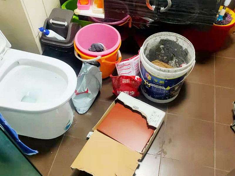 瓷磚修補維修:1，用錘子和鑿子，敲掉破損的瓷磚及原有的瓷磚粘合劑，直到露出原來的水泥墻面。 2，調(diào)好瓷磚粘合劑 3，先將瓷磚粘合劑拌勻，再用抹刀將瓷磚粘合劑涂抹到瓷磚背面。 4，粘合劑涂到瓷磚上之后，可以在粘合劑表面刮出鋸齒痕跡，增加瓷磚的粘合力，然后將瓷磚貼到墻面上。