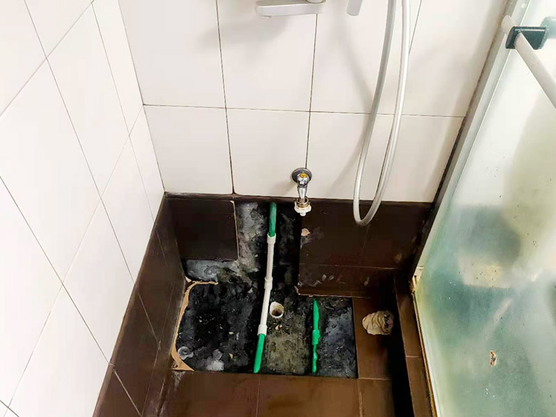 瓷磚修補維修:1，用錘子和鑿子，敲掉破損的瓷磚及原有的瓷磚粘合劑，直到露出原來的水泥墻面。 2，調(diào)好瓷磚粘合劑 3，先將瓷磚粘合劑拌勻，再用抹刀將瓷磚粘合劑涂抹到瓷磚背面。 4，粘合劑涂到瓷磚上之后，可以在粘合劑表面刮出鋸齒痕跡，增加瓷磚的粘合力，然后將瓷磚貼到墻面上。
