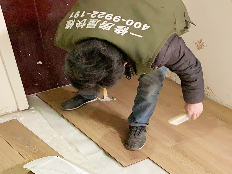 木地板鋪貼維修：地面已經(jīng)清理干凈、平整之后，先要鋪設(shè)一層防潮地墊(不一定非要鋪在木質(zhì)地面的木頭下面)。這一層至少要20-30厘米(大約8英寸)在離墻大約預(yù)留1-3英寸的空隙。現(xiàn)在可以安裝已經(jīng)選好花色的地板了。需要注意的是所鋪設(shè)的防潮地墊只需要鋪設(shè)大致5—10排的地板。   安裝時(shí)板子的前邊(X-榫口)朝墻，從左角開(kāi)始向右鋪裝。   要確保在地板與墻壁之間留有大約10mm的空隙。為了防止地板的第一行的地板滑動(dòng)，必須用間隔的裝置或者楔子固定。第一行余下的板通常用在第二行的開(kāi)頭。要確保第二行板的接口與第一行板的接口錯(cuò)開(kāi)的長(zhǎng)度至少30厘米。   將下一塊板插入第二行的凹槽，并放置到水平狀態(tài)。   下一塊板按照一定的角度安在已經(jīng)安裝好的地板上，要保證地板比較長(zhǎng)的一邊與上一行板結(jié)合的盡可能緊密。