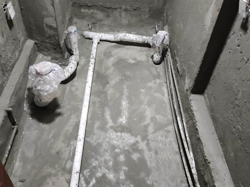 衛(wèi)生間防水找平:在進行防水處理之前，一定先找平地面。找平層施工方法：基面有空隙、裂縫、不平等缺陷的，用水泥砂漿修補抹平。使基面必須堅固、平整、干凈、無灰塵、油膩、蠟、脫模劑等以及其他碎屑物質。找平層干燥后方可進行防水層施工，施工期間應防火、防水。防水層完成后，要進行成品保護，不得上人走動。