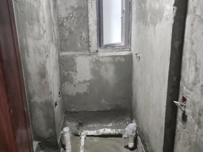 衛(wèi)生間防水找平:在進行防水處理之前，一定先找平地面。找平層施工方法：基面有空隙、裂縫、不平等缺陷的，用水泥砂漿修補抹平。使基面必須堅固、平整、干凈、無灰塵、油膩、蠟、脫模劑等以及其他碎屑物質。找平層干燥后方可進行防水層施工，施工期間應防火、防水。防水層完成后，要進行成品保護，不得上人走動。