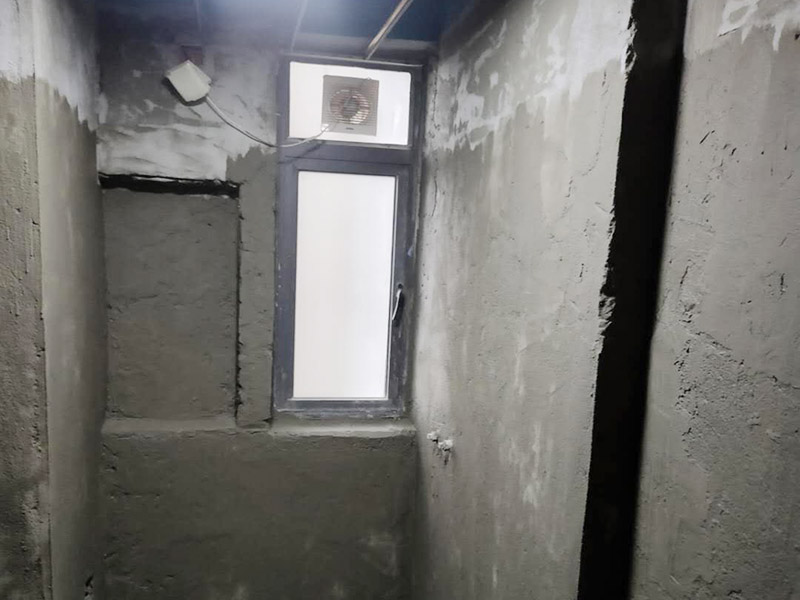 衛(wèi)生間防水找平:在進行防水處理之前，一定先找平地面。找平層施工方法：基面有空隙、裂縫、不平等缺陷的，用水泥砂漿修補抹平。使基面必須堅固、平整、干凈、無灰塵、油膩、蠟、脫模劑等以及其他碎屑物質。找平層干燥后方可進行防水層施工，施工期間應防火、防水。防水層完成后，要進行成品保護，不得上人走動。