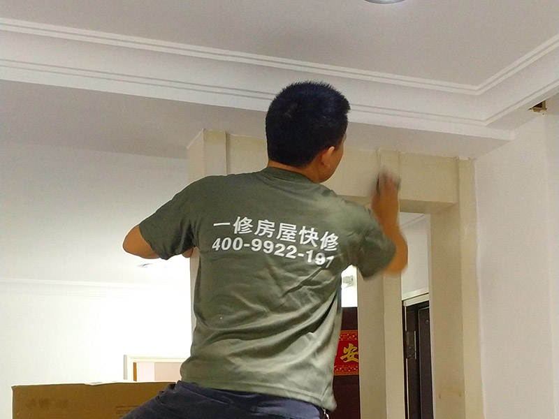 剛?cè)胧值亩址堪l(fā)現(xiàn)補(bǔ)墻皮脫落，自己動(dòng)手修補(bǔ)妙招有哪些