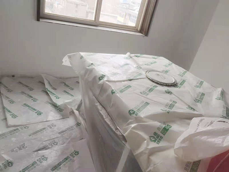 辦公室成品保護(hù)：各種裝修物料的進(jìn)場(chǎng)以及各種建筑裝修垃圾的清理，都會(huì)經(jīng)過入戶門，這些物品在搬運(yùn)的過程中，難免會(huì)和入戶門發(fā)生磕碰，造成入戶門的磕碰劃傷，所以，第一個(gè)需要做好成品保護(hù)的地方就是入戶門。做法：在裝修開工前直到家具進(jìn)場(chǎng)期間，都需要對(duì)入戶門進(jìn)行保護(hù)！可以使用成品保護(hù)膜將門包裹。 在進(jìn)行木門、櫥柜、家具等的相關(guān)的安裝或組裝的過程中，成品保護(hù)主要體現(xiàn)在兩個(gè)方面：一是原有的墻面、地面裝飾的保護(hù)，盡量避免因?yàn)檫@些安裝工程對(duì)已裝的部分造成破壞；二是安裝的物品本身的保護(hù)，注意不要在安裝過程中造成磕碰、劃傷等損傷。 好處：1.美觀；2.避免后期刮膩?zhàn)拥蔚焦褡由希?.避免后期安裝碰到，導(dǎo)致油漆脫落和刮痕；4.防塵。