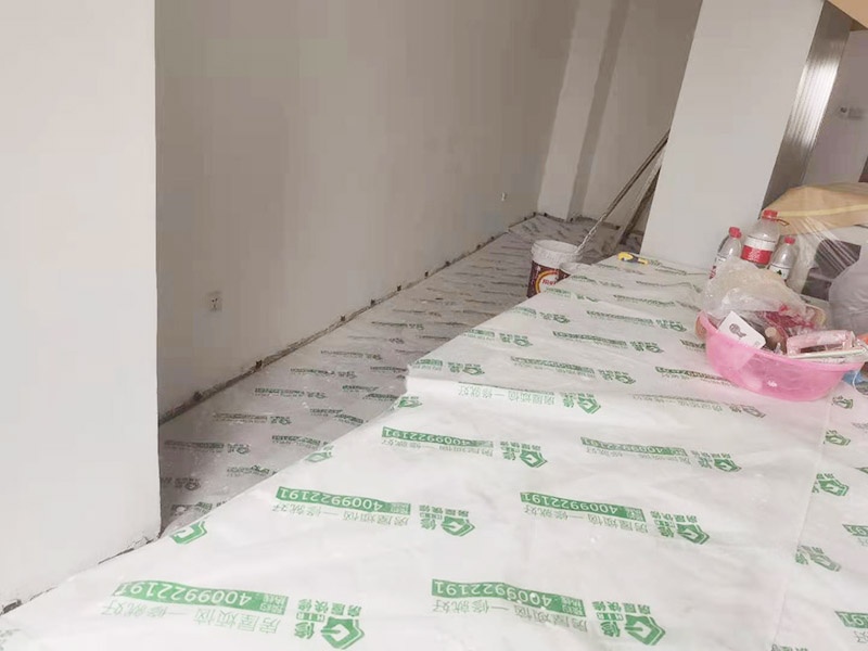 辦公室成品保護(hù)：各種裝修物料的進(jìn)場(chǎng)以及各種建筑裝修垃圾的清理，都會(huì)經(jīng)過入戶門，這些物品在搬運(yùn)的過程中，難免會(huì)和入戶門發(fā)生磕碰，造成入戶門的磕碰劃傷，所以，第一個(gè)需要做好成品保護(hù)的地方就是入戶門。做法：在裝修開工前直到家具進(jìn)場(chǎng)期間，都需要對(duì)入戶門進(jìn)行保護(hù)！可以使用成品保護(hù)膜將門包裹。 在進(jìn)行木門、櫥柜、家具等的相關(guān)的安裝或組裝的過程中，成品保護(hù)主要體現(xiàn)在兩個(gè)方面：一是原有的墻面、地面裝飾的保護(hù)，盡量避免因?yàn)檫@些安裝工程對(duì)已裝的部分造成破壞；二是安裝的物品本身的保護(hù)，注意不要在安裝過程中造成磕碰、劃傷等損傷。 好處：1.美觀；2.避免后期刮膩?zhàn)拥蔚焦褡由希?.避免后期安裝碰到，導(dǎo)致油漆脫落和刮痕；4.防塵。