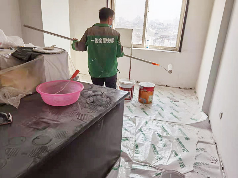 辦公室墻面刷乳膠漆:首先應(yīng)將墻面上的雜質(zhì)清理干凈，確定墻面無(wú)雜質(zhì)后開(kāi)始刮膩?zhàn)?，并用砂紙將墻面打磨平整，接著開(kāi)始涂刷底漆，涂刷時(shí)需確保墻面每個(gè)角落都涂到，上完底漆后，將墻面的坑眼打磨平整，最后涂刷面漆，涂刷后的十天內(nèi)，不得接觸或擦洗墻面。