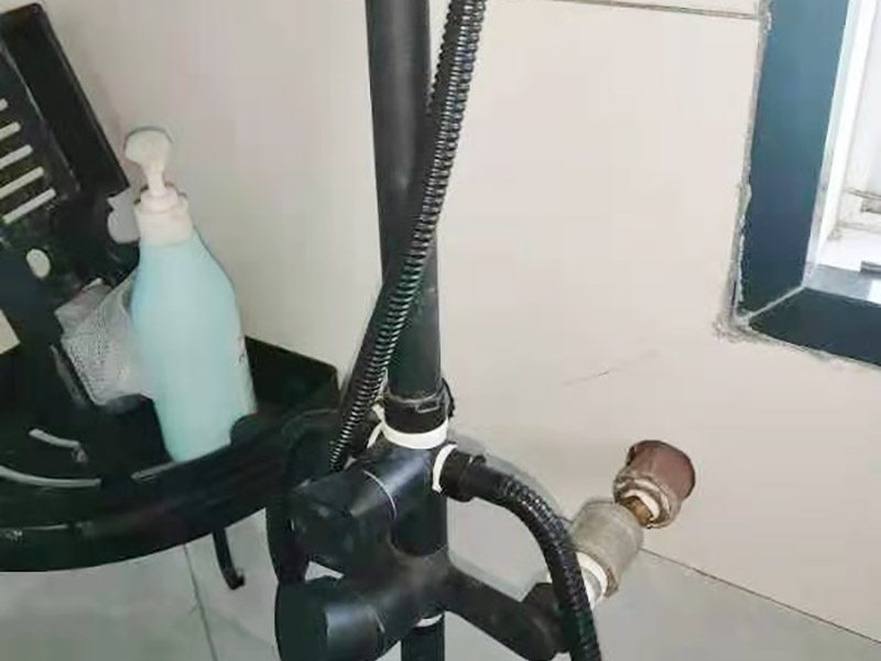 花灑角閥維修：首先關(guān)水管總閘，讓斷掉處的水管內(nèi)的水流干?？梢钥吹綌嘣诶锩娴?ldquo;外絲斷頭管”，在斷頭管的一處固定好鋸條在斷頭管內(nèi)壁的位置，用手來回鋸，根據(jù)斷頭管的壁厚，為了防止鋸壞外層的內(nèi)絲直接，在快要鋸到外層的“內(nèi)絲直接”時，拿出鋸條，大概鋸10分鐘左右就差不多了。 查看內(nèi)絲接頭是否完好無開裂,如果有開裂先更換內(nèi)絲接頭,也可加膠墊解決漏水問題;接頭沒問題,直接更換一個新角閥即可,角閥并不貴,建議要購買銅質(zhì)角閥。