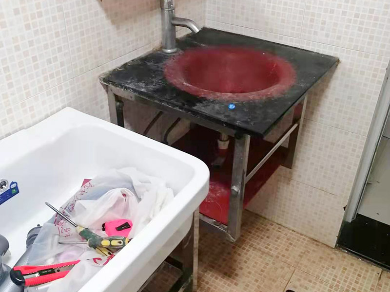 浴室柜更換安裝：掛墻式浴室柜主柜安裝方法，但是按柜子掛鐵片的孔位、孔距，量出孔在墻面上的位置。用沖擊鉆在墻面上打孔，再用已有的爆炸螺絲把柜子安裝在墻上。還有用水平尺測量柜子是否安裝水平，再把臺面盆放在柜子上面。浴室柜一般距離地面的高度是80cm-85cm，根據(jù)使用人的身高和習(xí)慣可以略做調(diào)節(jié)。 落地式浴室柜安裝方法，還有把金屬腳裝在柜體上，然后把柜子放在預(yù)設(shè)位置，調(diào)整金屬腳使柜子平穩(wěn)，再把臺面盆放上柜子上面。