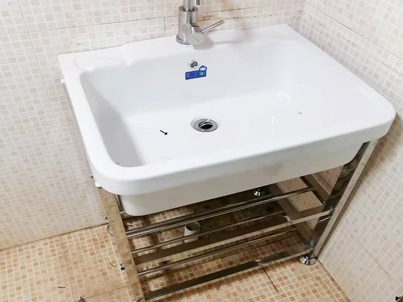 浴室柜更換安裝：掛墻式浴室柜主柜安裝方法，但是按柜子掛鐵片的孔位、孔距，量出孔在墻面上的位置。用沖擊鉆在墻面上打孔，再用已有的爆炸螺絲把柜子安裝在墻上。還有用水平尺測量柜子是否安裝水平，再把臺面盆放在柜子上面。浴室柜一般距離地面的高度是80cm-85cm，根據(jù)使用人的身高和習(xí)慣可以略做調(diào)節(jié)。 落地式浴室柜安裝方法，還有把金屬腳裝在柜體上，然后把柜子放在預(yù)設(shè)位置，調(diào)整金屬腳使柜子平穩(wěn)，再把臺面盆放上柜子上面。