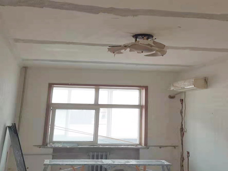 吊頂墻面翻新:在墻面翻新前，需要先將舊漆面鏟除干凈，之后在進(jìn)行打磨，將墻面的浮沉雜物都清理干凈。如果墻面有凹凸不平的情況，要先用膩?zhàn)有扪a(bǔ)，如果墻面出現(xiàn)空鼓的現(xiàn)象，也要將整面的墻皮進(jìn)行鏟除，在做后續(xù)的處理?；鶎幼鐾旰螅枰獙⑹┕^(qū)域的家具物件移除，避免在翻新過(guò)程中，使家具受到損傷。 在刮膩?zhàn)又埃扔贸咦訖z測(cè)一下墻面的平整度，在施工時(shí)，對(duì)不平整的地方進(jìn)行多次涂刮，修補(bǔ)好不平整的區(qū)域。一般膩?zhàn)庸蝺杀榧纯?，每次膩?zhàn)庸瓮旰笠M(jìn)行打磨，可以讓墻面更加光滑。膩?zhàn)痈赏负螅賹?duì)墻面進(jìn)行油漆涂刷，底漆要先刷，施工力度要均勻，這樣漆膜厚度也相對(duì)一致，然后開始面漆施工，一定要讓漆面自然干透。