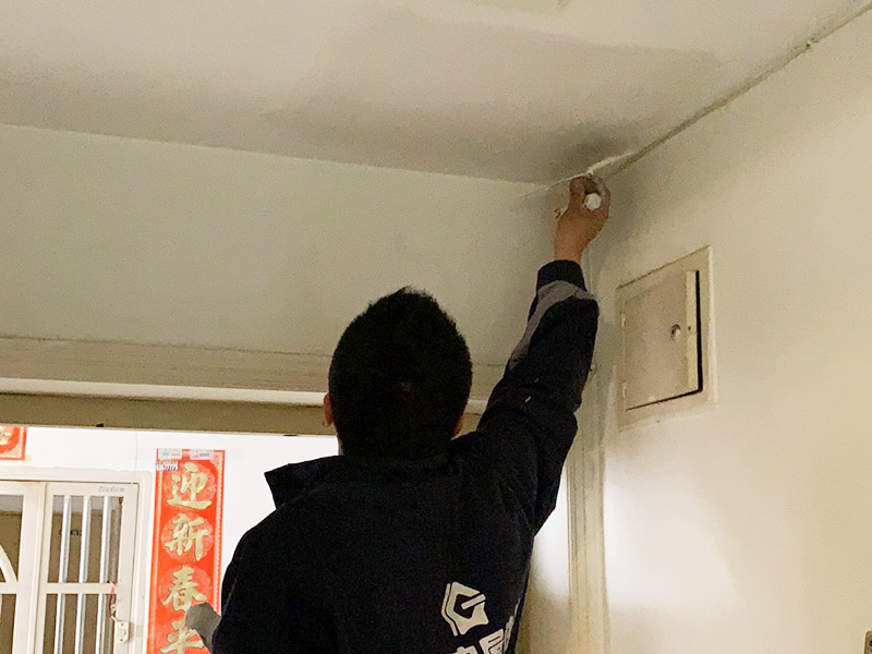 頂面局部修補維修：墻面修補，一定要做好基層的處理，如果您家是二次裝修墻面時，沒有將以前的老墻的墻皮鏟除干凈，或者是只鏟除了表層的膩子，那么修補墻面時，是會遺留下高低不平的部分墻皮的，此后，要是接著上刷界面劑或者膩子，那么很可能就會導(dǎo)致新刷的墻面出現(xiàn)開裂的情況。舊房要是在長期使用中受到了來自外界的沖擊或者震動，是有可能造成局部墻面基層與墻體脫離的。