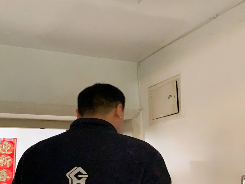 頂面局部修補維修：墻面修補，一定要做好基層的處理，如果您家是二次裝修墻面時，沒有將以前的老墻的墻皮鏟除干凈，或者是只鏟除了表層的膩子，那么修補墻面時，是會遺留下高低不平的部分墻皮的，此后，要是接著上刷界面劑或者膩子，那么很可能就會導(dǎo)致新刷的墻面出現(xiàn)開裂的情況。舊房要是在長期使用中受到了來自外界的沖擊或者震動，是有可能造成局部墻面基層與墻體脫離的。