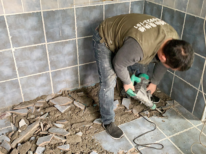 地磚拆除維修:先把墻上的物體小心翼翼全部拆除搬出屋外,敲擊鏟除到有插座和水龍頭附近瓷磚時，慢慢敲擊并仔細觀察電線和水管的方向，以防止損壞電線和水管。用小型的電鎬或瓷磚鏟除機就能輕輕松松完成任務。瓷磚鏟除一部分時要用斗車把地面上的瓷磚清理干凈，然后繼續(xù)鏟除，直到整面墻的瓷磚全部鏟除干凈為止。