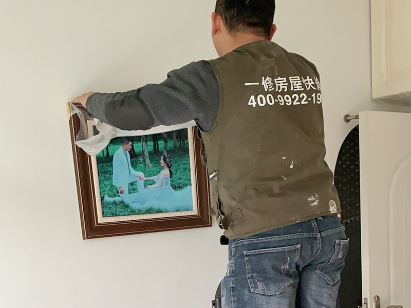 家具裝飾品成品保護(hù)：1、做好入戶門保護(hù) 　　各類裝修物料的進(jìn)場(chǎng)、建筑裝修垃圾的清理都必須經(jīng)過(guò)入戶門。在對(duì)物品進(jìn)行搬運(yùn)時(shí)，難免會(huì)與入戶門發(fā)生磕碰及摩擦。因此，在進(jìn)行成品保護(hù)時(shí)，我們首先要做好入戶門的保護(hù)。 　　建議，在裝修開(kāi)工前知道家具家電進(jìn)場(chǎng)，都應(yīng)當(dāng)使用成品保護(hù)膜將入戶門進(jìn)行包裹。 　　2、做好水電改造期間的成品保護(hù) 　　水電改造是基礎(chǔ)裝修，水電裝修的質(zhì)量好壞，直接決定著后期的施工和使用。因此，在進(jìn)行水電改造時(shí)，同樣需要做好成品保護(hù)工作。水電改造完成后，應(yīng)當(dāng)對(duì)各種管線進(jìn)行規(guī)范的固定，以防脫落;對(duì)裸露的線頭要進(jìn)行包裹，以防發(fā)生觸電的危險(xiǎn);做好地面裸線管的固定和保護(hù)，防止被踩壞。同時(shí)，在搬運(yùn)物料時(shí)，也不要破壞地面鋪設(shè)的管線。 　　3、做好瓷磚、地板的鋪貼保護(hù) 　　進(jìn)行裝修施工時(shí)，磁環(huán)邊鋪邊勾縫，在崗鋪設(shè)的瓷磚、地板上堆放雜物、走動(dòng)踩踏，地板沒(méi)有使用成品保護(hù)膜覆蓋等都會(huì)影響瓷磚及地板的鋪貼效果，使瓷磚出現(xiàn)施工質(zhì)量問(wèn)題。