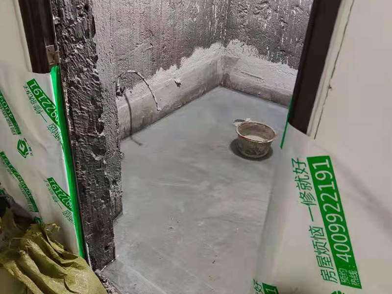 浴室防水成品保護：衛(wèi)生間洗浴時會濺水到鄰近的墻上，如沒有防水層的保護，隔壁墻和對頂角墻易潮濕發(fā)生霉變。所以一定要在鋪墻面瓷磚之前，做好墻面防水，一般防水處理中墻面要做30厘米高的防水處理，但是非承重的輕體墻，就要將整面墻做防水，至少也要做到1.8米高。 在鋪地磚之前，就一定要做好防水工程；在瓷磚鋪設(shè)之后，要保證磚面有一個泄水坡度(一般以1%左右為宜)，坡度朝向地漏，有利于廢水排放。 為了有好的防水效果，防水涂料一定要涂刷三遍，單組分環(huán)保型聚氨酯涂料的干透期在3~4天左右，如果在陰雨天涂刷防水材料，防水