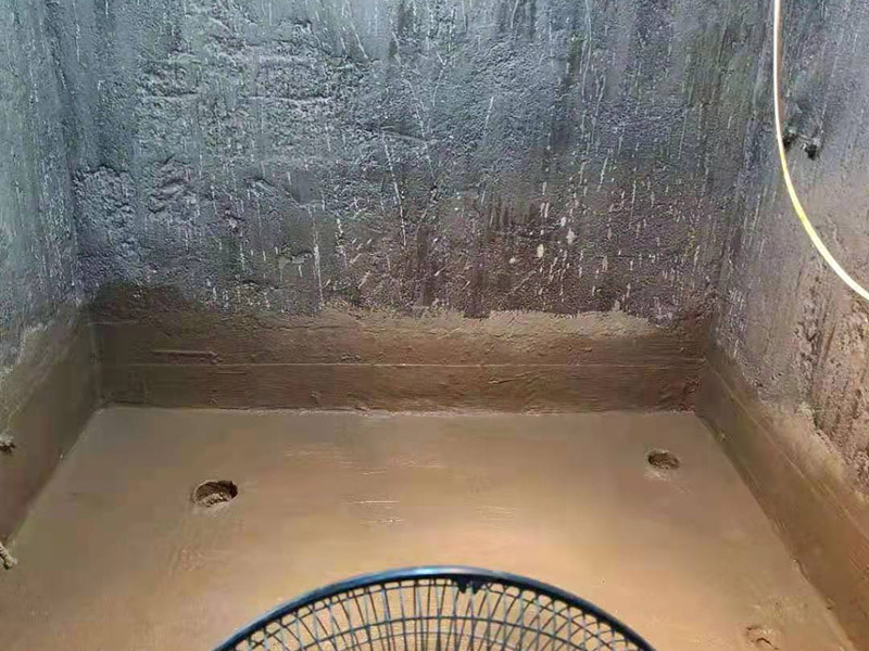 浴室防水成品保護：衛(wèi)生間洗浴時會濺水到鄰近的墻上，如沒有防水層的保護，隔壁墻和對頂角墻易潮濕發(fā)生霉變。所以一定要在鋪墻面瓷磚之前，做好墻面防水，一般防水處理中墻面要做30厘米高的防水處理，但是非承重的輕體墻，就要將整面墻做防水，至少也要做到1.8米高。 在鋪地磚之前，就一定要做好防水工程；在瓷磚鋪設(shè)之后，要保證磚面有一個泄水坡度(一般以1%左右為宜)，坡度朝向地漏，有利于廢水排放。 為了有好的防水效果，防水涂料一定要涂刷三遍，單組分環(huán)保型聚氨酯涂料的干透期在3~4天左右，如果在陰雨天涂刷防水材料，防水