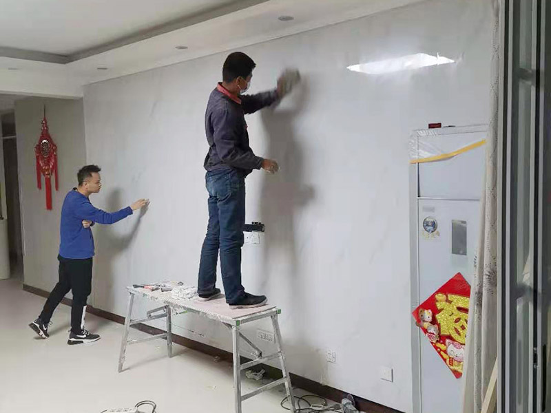 墻磚翻新成品保護(hù)：瓷磚、地板的鋪裝，也屬于基礎(chǔ)裝修的部分，經(jīng)常發(fā)現(xiàn)瓷磚施工時(shí)和施工后都沒有做成品保護(hù)工作，具體的表現(xiàn)有：瓷磚邊鋪邊勾縫，在剛鋪的瓷磚、地板上堆放雜物、剛鋪的瓷磚就在上面走動(dòng)踩踏，地面瓷磚、地板沒有使用成品保護(hù)膜覆蓋等，這些都會(huì)影響瓷磚的鋪貼效果，造成瓷磚的施工質(zhì)量問題。 1、墻地面瓷磚，在鋪貼未干固的情況下，不要急于勾縫，以免人為地造成瓷磚松動(dòng)、高低不平，影響施工效果。 2、地面瓷磚干固前，不要在上面走動(dòng)、堆放雜物，以免造成瓷磚松動(dòng)、高低不平。 3、地面瓷磚鋪貼完后，好使用成品保護(hù)膜覆蓋磚面，既可以防止裝修時(shí)的沙子磨傷地面，同時(shí)也能有效地防止油漆涂料等有色液體滴落磚面，造成地面污染。