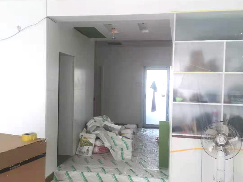 墻磚翻新成品保護(hù)：瓷磚、地板的鋪裝，也屬于基礎(chǔ)裝修的部分，經(jīng)常發(fā)現(xiàn)瓷磚施工時(shí)和施工后都沒有做成品保護(hù)工作，具體的表現(xiàn)有：瓷磚邊鋪邊勾縫，在剛鋪的瓷磚、地板上堆放雜物、剛鋪的瓷磚就在上面走動(dòng)踩踏，地面瓷磚、地板沒有使用成品保護(hù)膜覆蓋等，這些都會(huì)影響瓷磚的鋪貼效果，造成瓷磚的施工質(zhì)量問題。 1、墻地面瓷磚，在鋪貼未干固的情況下，不要急于勾縫，以免人為地造成瓷磚松動(dòng)、高低不平，影響施工效果。 2、地面瓷磚干固前，不要在上面走動(dòng)、堆放雜物，以免造成瓷磚松動(dòng)、高低不平。 3、地面瓷磚鋪貼完后，好使用成品保護(hù)膜覆蓋磚面，既可以防止裝修時(shí)的沙子磨傷地面，同時(shí)也能有效地防止油漆涂料等有色液體滴落磚面，造成地面污染。