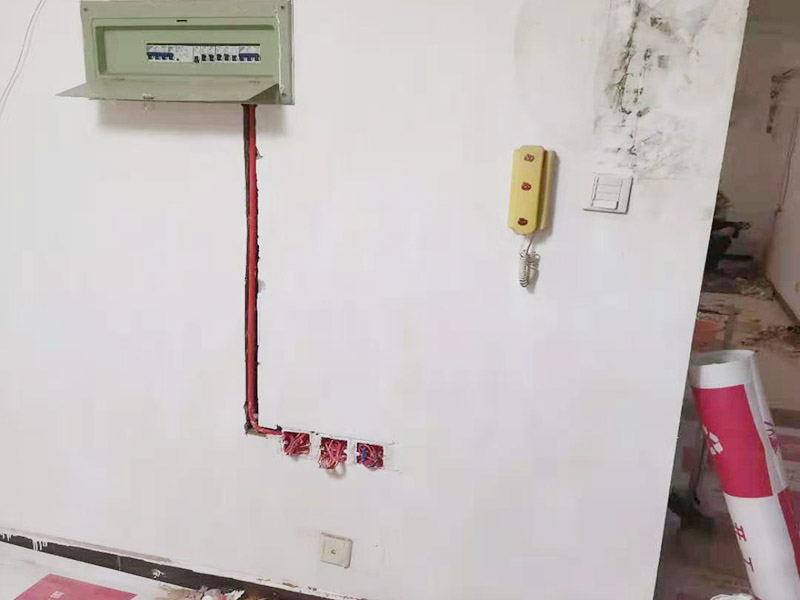 墻面電路改造：要用電需求進(jìn)行定位，完成定位之后，師傅會(huì)按照定位和電路走向，進(jìn)行開槽布線，開的槽要橫平豎直，布線都是使用線管進(jìn)行暗埋，有PVC和冷彎管兩種，冷彎管彎曲效果很好，不會(huì)斷裂，是布線不錯(cuò)的選擇，它的轉(zhuǎn)角有一定弧度，線可以隨便更換，不需要開墻。 如果選擇冷彎管的話，需要借助彎管工具，弧度是線管直徑的十倍，這樣穿線或拆線，才能暢通無阻。