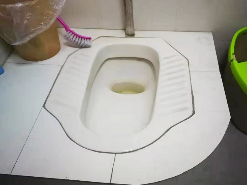 蹲便改坐便地面補瓷磚：干鋪法是將沙子和水泥按照3：1的比例混合后兌少量的水，使水泥和沙子混合到可以用手攥成團的黏稠度。將混合好的沙子水泥鋪在地面上，用一個平板把表面摸平。在瓷磚背面抹上黏稠度非常高的水泥，把瓷磚放到地面上，用橡皮錘敲實就完成了,主要用于地面瓷磚的鋪裝. 濕鋪法，是將沙子和水泥按照2：1的比例混合后兌水和好，水的量要多一些，使沙子和水泥的黏稠度高一些。然后涂抹到用水浸泡好的瓷磚背面貼到墻面上。濕鋪發(fā)主要應用與墻面。