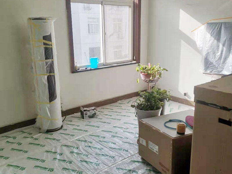 鏟墻皮成品保護：首先要將墻面全部用水浸濕，一般會使用滾輪將墻面滾一遍水，在要鏟的地方不斷地滾動，這樣大約過十幾分鐘，就開始用鏟子鏟剛才滾濕的地方。要一層一層地鏟，這當(dāng)中可能會遇到乳膠漆層，或者膠水層，還有膩子層。如果碰到了一些防水膩子不好弄的話就需要打磨機了。