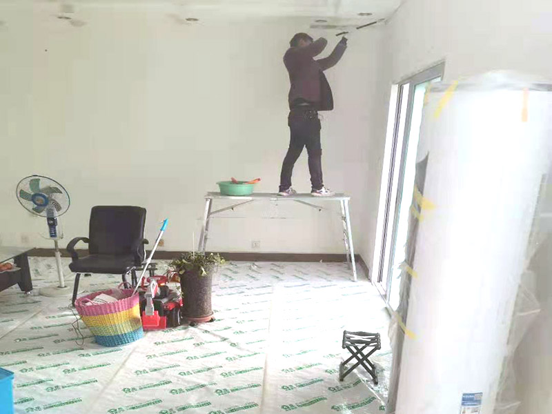 鏟墻皮成品保護：首先要將墻面全部用水浸濕，一般會使用滾輪將墻面滾一遍水，在要鏟的地方不斷地滾動，這樣大約過十幾分鐘，就開始用鏟子鏟剛才滾濕的地方。要一層一層地鏟，這當(dāng)中可能會遇到乳膠漆層，或者膠水層，還有膩子層。如果碰到了一些防水膩子不好弄的話就需要打磨機了。