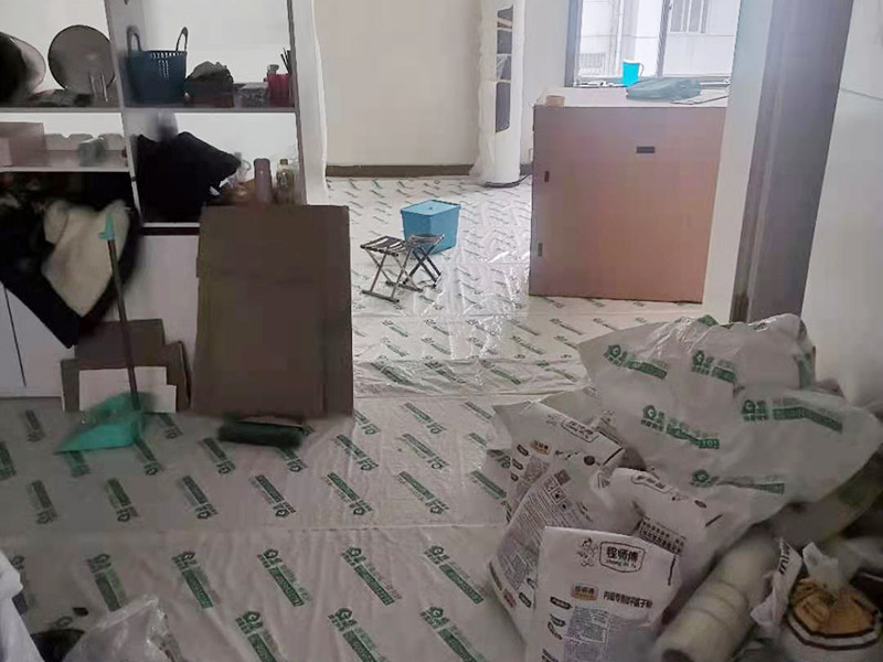 鏟墻皮成品保護：首先要將墻面全部用水浸濕，一般會使用滾輪將墻面滾一遍水，在要鏟的地方不斷地滾動，這樣大約過十幾分鐘，就開始用鏟子鏟剛才滾濕的地方。要一層一層地鏟，這當(dāng)中可能會遇到乳膠漆層，或者膠水層，還有膩子層。如果碰到了一些防水膩子不好弄的話就需要打磨機了。