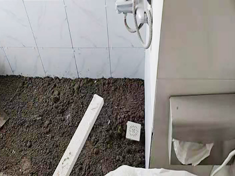 地面貼磚施工：鋪貼前，先將所鋪平面表面的塵土、雜物等徹底清掃干凈，平面不能有空鼓、開裂和起砂等現(xiàn)象，如果存在這些現(xiàn)象，要先進(jìn)行修復(fù)處理，在鋪設(shè)瓷磚。瓷磚的鋪貼，要選用1:3干硬性水泥砂漿，砂漿的厚度要在25mm左右。把瓷磚按照要求放在水泥砂漿上，用橡皮錘輕輕敲擊瓷磚的表面，直至瓷磚鋪貼平整。鋪貼完瓷磚后，要進(jìn)行勾縫處理，先清理干凈瓷磚縫隙里的雜質(zhì)，再用專用填縫劑進(jìn)行勾縫處理。鋪貼瓷磚的過程中，可以一邊鋪貼，一邊進(jìn)行簡單的清理。在鋪貼完24小時后，再用棉布等對瓷磚的表面再進(jìn)行一次清理。