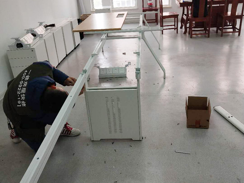 房屋局部改造裝修:一是開裂剝落，因為年代已久，墻面表層老化變脆，當(dāng)然也有使用劣質(zhì)涂料導(dǎo)致這種問題發(fā)生。 二是發(fā)霉，常見于比較潮濕的地方，墻體等部位一旦發(fā)霉，以前的石膏底可能由于水汽都有空鼓脫殼。 三是粉化，施工溫度低、墻粉稀釋過量、施工涂層太薄、沒有使用底漆、底材疏松等，都可能導(dǎo)致粉。 四是光澤上升，頻繁的擦洗、物體擦過墻面、涂料耐擦洗性能差都會導(dǎo)致墻面被打磨光滑，使表面光澤度增加。
