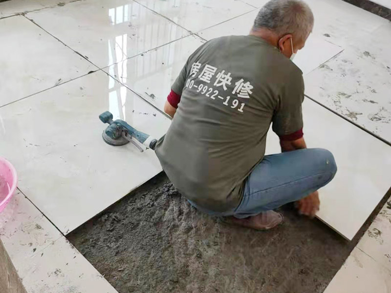 客廳地磚鋪貼：室內(nèi)地面的基層一定要處理干凈，如果有高低不平的地方要先鑿平與修補(bǔ)，基層要清潔好，不能夠有砂漿、白灰砂漿灰、油漬等，同時(shí)用水濕潤(rùn)地面。如果鋪貼的是瓷質(zhì)磚，那一定要安放好標(biāo)準(zhǔn)塊，將其安放在十字線的交點(diǎn)，對(duì)角安裝。在進(jìn)行鋪裝操作的時(shí)候要每行依次的掛線，瓷質(zhì)磚地面鋪裝后的養(yǎng)護(hù)十分重要，在安裝24小時(shí)之后一定要灑水進(jìn)行養(yǎng)護(hù)，等鋪貼完成之后要覆蓋鋸末養(yǎng)護(hù)。瓷磚一定要浸水陰干，避免影響到凝結(jié)櫻花，導(dǎo)致發(fā)生空鼓和起殼等問(wèn)題，鋪貼完成之后的2到3天內(nèi)不能夠踩踏。