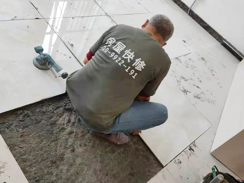 客廳地磚鋪貼：室內(nèi)地面的基層一定要處理干凈，如果有高低不平的地方要先鑿平與修補(bǔ)，基層要清潔好，不能夠有砂漿、白灰砂漿灰、油漬等，同時(shí)用水濕潤(rùn)地面。如果鋪貼的是瓷質(zhì)磚，那一定要安放好標(biāo)準(zhǔn)塊，將其安放在十字線的交點(diǎn)，對(duì)角安裝。在進(jìn)行鋪裝操作的時(shí)候要每行依次的掛線，瓷質(zhì)磚地面鋪裝后的養(yǎng)護(hù)十分重要，在安裝24小時(shí)之后一定要灑水進(jìn)行養(yǎng)護(hù)，等鋪貼完成之后要覆蓋鋸末養(yǎng)護(hù)。瓷磚一定要浸水陰干，避免影響到凝結(jié)櫻花，導(dǎo)致發(fā)生空鼓和起殼等問(wèn)題，鋪貼完成之后的2到3天內(nèi)不能夠踩踏。