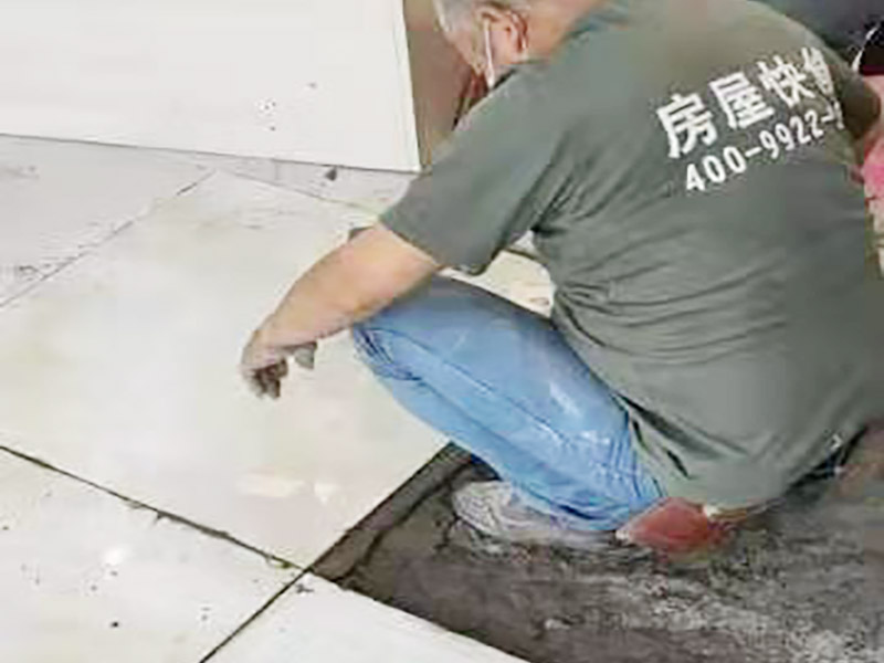 客廳地磚鋪貼：室內(nèi)地面的基層一定要處理干凈，如果有高低不平的地方要先鑿平與修補(bǔ)，基層要清潔好，不能夠有砂漿、白灰砂漿灰、油漬等，同時(shí)用水濕潤(rùn)地面。如果鋪貼的是瓷質(zhì)磚，那一定要安放好標(biāo)準(zhǔn)塊，將其安放在十字線的交點(diǎn)，對(duì)角安裝。在進(jìn)行鋪裝操作的時(shí)候要每行依次的掛線，瓷質(zhì)磚地面鋪裝后的養(yǎng)護(hù)十分重要，在安裝24小時(shí)之后一定要灑水進(jìn)行養(yǎng)護(hù)，等鋪貼完成之后要覆蓋鋸末養(yǎng)護(hù)。瓷磚一定要浸水陰干，避免影響到凝結(jié)櫻花，導(dǎo)致發(fā)生空鼓和起殼等問(wèn)題，鋪貼完成之后的2到3天內(nèi)不能夠踩踏。