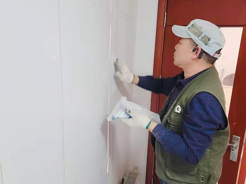 墻磚起翹維修：當(dāng)瓷磚起翹了我們要將其他的瓷磚全部都拆卸下來(lái)，并且要保證瓷磚底下的基層干凈干燥，接著根據(jù)相應(yīng)的比例調(diào)和水泥和黃沙。 在攪拌的時(shí)候可以利用攪拌泵將兩者攪拌均勻，鋪設(shè)地磚的水泥應(yīng)該要用425以上的水泥沙子，選擇粗紗根據(jù)1:2的比例進(jìn)行調(diào)配，同時(shí)要預(yù)留一毫米的伸縮縫。 接著將攪拌好的材料倒入空格中鋪上一層攪拌好的砂漿，厚度按照周圍的程度為基準(zhǔn)，避免出現(xiàn)鋪設(shè)過(guò)高或者過(guò)低的情況，最后再將瓷磚放上去，輕輕的壓實(shí)，直到和周圍一個(gè)高度就行了。