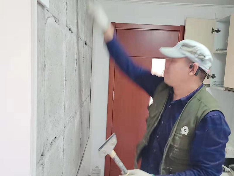墻磚起翹維修：當(dāng)瓷磚起翹了我們要將其他的瓷磚全部都拆卸下來(lái)，并且要保證瓷磚底下的基層干凈干燥，接著根據(jù)相應(yīng)的比例調(diào)和水泥和黃沙。 在攪拌的時(shí)候可以利用攪拌泵將兩者攪拌均勻，鋪設(shè)地磚的水泥應(yīng)該要用425以上的水泥沙子，選擇粗紗根據(jù)1:2的比例進(jìn)行調(diào)配，同時(shí)要預(yù)留一毫米的伸縮縫。 接著將攪拌好的材料倒入空格中鋪上一層攪拌好的砂漿，厚度按照周圍的程度為基準(zhǔn)，避免出現(xiàn)鋪設(shè)過(guò)高或者過(guò)低的情況，最后再將瓷磚放上去，輕輕的壓實(shí)，直到和周圍一個(gè)高度就行了。