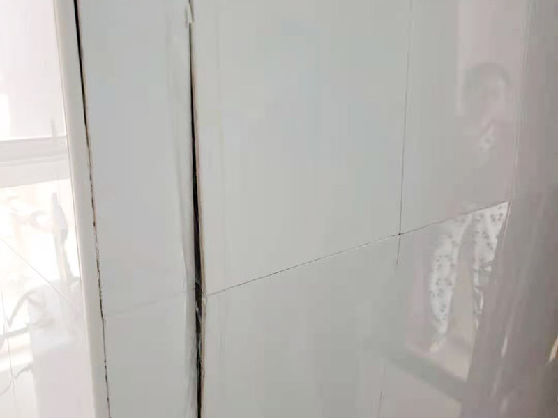 墻磚起翹維修：當(dāng)瓷磚起翹了我們要將其他的瓷磚全部都拆卸下來(lái)，并且要保證瓷磚底下的基層干凈干燥，接著根據(jù)相應(yīng)的比例調(diào)和水泥和黃沙。 在攪拌的時(shí)候可以利用攪拌泵將兩者攪拌均勻，鋪設(shè)地磚的水泥應(yīng)該要用425以上的水泥沙子，選擇粗紗根據(jù)1:2的比例進(jìn)行調(diào)配，同時(shí)要預(yù)留一毫米的伸縮縫。 接著將攪拌好的材料倒入空格中鋪上一層攪拌好的砂漿，厚度按照周圍的程度為基準(zhǔn)，避免出現(xiàn)鋪設(shè)過(guò)高或者過(guò)低的情況，最后再將瓷磚放上去，輕輕的壓實(shí)，直到和周圍一個(gè)高度就行了。