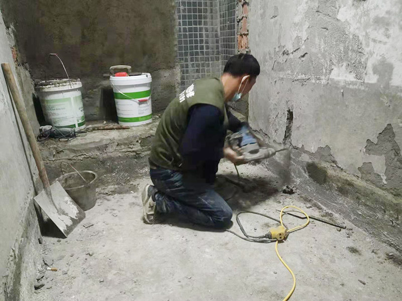 墻面線管打孔開槽：用切割機械及電錘將線槽開出。此過程要求工人對切割機使用熟練，才能嚴格按照線路裁切，還要細心謹慎，以防破壞其他墻面。設水管電線需要在墻面開槽，但是也要按照規(guī)范執(zhí)行，不然也會存在安全隱患。比如有的工人鋪設部分房間的電線時，直接在墻面橫向開槽，而且長度很大。一般在墻面橫向開槽的跨度不能太大，因為橫向開槽很容易導致墻面的抹灰層因重力而下沉，導致日后出現裂縫。