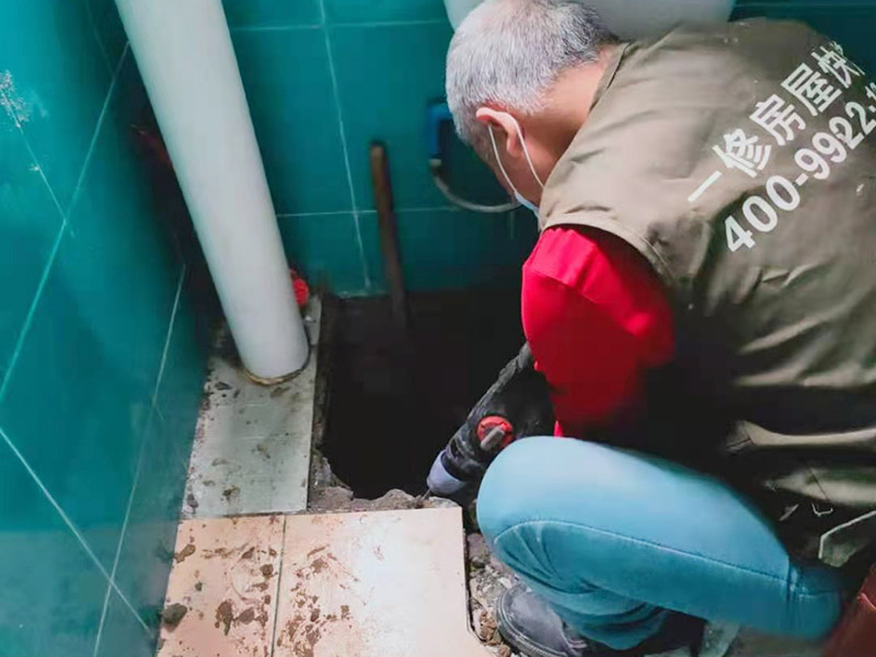 衛(wèi)生間蹲坑滲水維修：將表面的灰塵、油污、積水等處理干凈，并保持表面干燥； 如果瓷磚縫是用填縫劑填的，需要用刀劃出一個(gè)小槽； 在瓷磚面、瓷磚縫、墻縫、管根等水泥部位，噴滲透型防水劑，一定要噴涂均勻； 待防水劑9成干以后（大約2小時(shí)以后），用填縫膏填實(shí)所有瓷磚縫及破損和缺陷部位，管根周圍等薄弱環(huán)節(jié)用填縫膏涂刷加固； 地面與墻面連接處以及管根周圍用塑鋼泥做防水邊； 防水施工結(jié)束后，24小時(shí)內(nèi)施工部位不能淋水。
