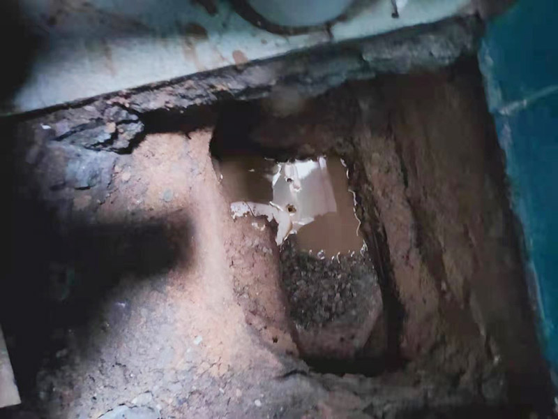 衛(wèi)生間蹲坑滲水維修：將表面的灰塵、油污、積水等處理干凈，并保持表面干燥； 如果瓷磚縫是用填縫劑填的，需要用刀劃出一個(gè)小槽； 在瓷磚面、瓷磚縫、墻縫、管根等水泥部位，噴滲透型防水劑，一定要噴涂均勻； 待防水劑9成干以后（大約2小時(shí)以后），用填縫膏填實(shí)所有瓷磚縫及破損和缺陷部位，管根周圍等薄弱環(huán)節(jié)用填縫膏涂刷加固； 地面與墻面連接處以及管根周圍用塑鋼泥做防水邊； 防水施工結(jié)束后，24小時(shí)內(nèi)施工部位不能淋水。