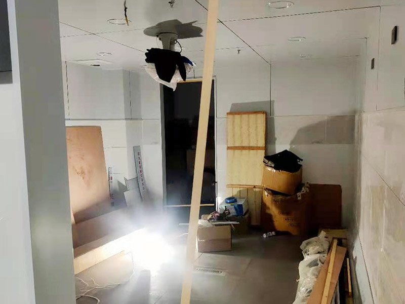 門店吧臺木工裝修：1.按圖施工：木工的第一步驟是看設計圖紙，了解所需要進行的材料數量，確定大致施工方向和施工周期 2.材料進場：前期的裝修步驟完成，施工現場清理干凈之后，就可以安排木工的材料進場準備了。 3.搭建施工臺：木工施工需要搭建自用的施工臺，主要用于切割木板材，處理木板材的平整度等等。 4.架設龍骨：主要是安裝主副龍骨、固定石膏板、裝飾石膏板表層等。 5.制造框架：門套，窗套的制作，電視柜、書柜、衣柜、酒水柜、櫥柜等等家具的框架 6.表層封裝：各類木制品完成之后，對其表面進行細節(jié)封裝，然后進行細節(jié)檢查修補。 7.油漆：所有工序完成后，對其表面進行油漆修飾。