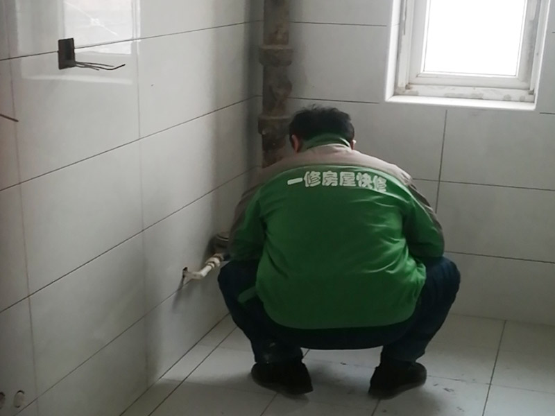 衛(wèi)生間貼磚施工：一是墻磚應(yīng)從下向上鋪貼,且一面墻不能一次貼到頂,接縫一般為1~3毫米;二是鋪貼前要先處理墻面的平整,處理裂縫;三是粘結(jié)材料的涂抹要中間稍高于四周,用橡膠錘敲擊表面以固定,這樣一來可以避免空氣積存于粘結(jié)層中。同時要進(jìn)行水平檢測;四是粘結(jié)材料要挑和適當(dāng),一般墻面水泥與沙比例為1:4,地面水泥與沙比例為1:32. 地面要打平。 注意的是防水層的處理。在廚廁之些地方的墻面更應(yīng)高度注意。因為更換瓷片通常會破壞原有水泥沙槳防水層。補(bǔ)救辦法是在貼設(shè)瓷磚前先打一層瀝青防水層。