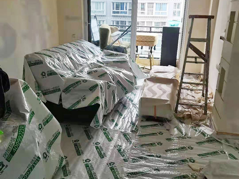 裝修成品保護(hù)：各種裝修物料的進(jìn)場以及各種建筑裝修垃圾的清理，都會(huì)經(jīng)過入戶門，這些物品在搬運(yùn)的過程中，難免會(huì)和入戶門發(fā)生磕碰，造成入戶門的磕碰劃傷，所以，第一個(gè)需要做好成品保護(hù)的地方就是入戶門。 做法：在裝修開工前直到家具進(jìn)場期間，都需要對(duì)入戶門進(jìn)行保護(hù)！可以使用成品保護(hù)膜將門包裹。 地面瓷磚鋪貼完后，用成品保護(hù)膜覆蓋磚面，既可以防止裝修時(shí)的沙子磨傷地面，同時(shí)也能有效地防止油漆涂料等有色液體滴落磚面，造成地面污染。 好處：1.平整美觀；2.不會(huì)有泥沙塵土進(jìn)入瓷磚；3.施工時(shí)不會(huì)刮花瓷磚；4.時(shí)間久了瓷磚依然干凈無塵。