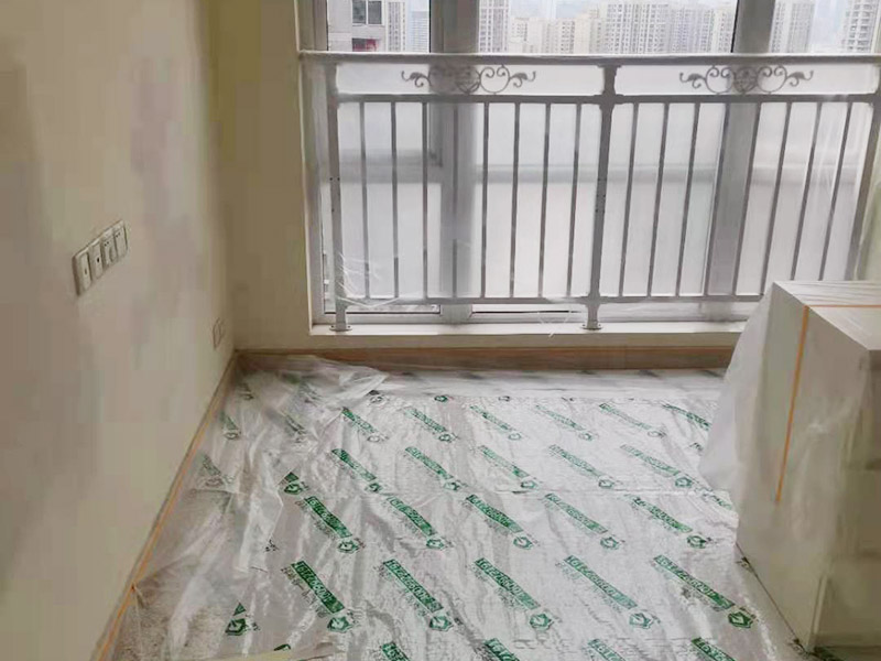裝修成品保護(hù)：各種裝修物料的進(jìn)場以及各種建筑裝修垃圾的清理，都會(huì)經(jīng)過入戶門，這些物品在搬運(yùn)的過程中，難免會(huì)和入戶門發(fā)生磕碰，造成入戶門的磕碰劃傷，所以，第一個(gè)需要做好成品保護(hù)的地方就是入戶門。 做法：在裝修開工前直到家具進(jìn)場期間，都需要對(duì)入戶門進(jìn)行保護(hù)！可以使用成品保護(hù)膜將門包裹。 地面瓷磚鋪貼完后，用成品保護(hù)膜覆蓋磚面，既可以防止裝修時(shí)的沙子磨傷地面，同時(shí)也能有效地防止油漆涂料等有色液體滴落磚面，造成地面污染。 好處：1.平整美觀；2.不會(huì)有泥沙塵土進(jìn)入瓷磚；3.施工時(shí)不會(huì)刮花瓷磚；4.時(shí)間久了瓷磚依然干凈無塵。