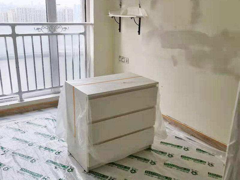 裝修成品保護(hù)：各種裝修物料的進(jìn)場以及各種建筑裝修垃圾的清理，都會(huì)經(jīng)過入戶門，這些物品在搬運(yùn)的過程中，難免會(huì)和入戶門發(fā)生磕碰，造成入戶門的磕碰劃傷，所以，第一個(gè)需要做好成品保護(hù)的地方就是入戶門。 做法：在裝修開工前直到家具進(jìn)場期間，都需要對(duì)入戶門進(jìn)行保護(hù)！可以使用成品保護(hù)膜將門包裹。 地面瓷磚鋪貼完后，用成品保護(hù)膜覆蓋磚面，既可以防止裝修時(shí)的沙子磨傷地面，同時(shí)也能有效地防止油漆涂料等有色液體滴落磚面，造成地面污染。 好處：1.平整美觀；2.不會(huì)有泥沙塵土進(jìn)入瓷磚；3.施工時(shí)不會(huì)刮花瓷磚；4.時(shí)間久了瓷磚依然干凈無塵。