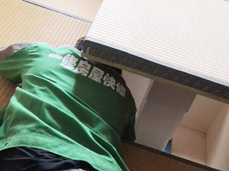 家具維修翻新：清除舊家具上的污垢也是非常關(guān)鍵的，因為這是確保古舊家具翻新質(zhì)量的最關(guān)鍵的工序之一。特別是對榫卯結(jié)合部位一定有殘存的鰾膠，因此要用刷子和熱水沖刷干凈，再用刨刃或刮刀輕刮榫頭的表面,直到見到新木茬為止，這樣是可以增加鰾膠的粘合力。另外，要仔細(xì)清理卯眼，特別要查看卯眼中是否有殘留的木屑，避免家具部件再次受到損害。清洗過的家具部件要干燥后才能試裝配。