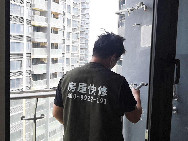家具維修翻新：清除舊家具上的污垢也是非常關(guān)鍵的，因為這是確保古舊家具翻新質(zhì)量的最關(guān)鍵的工序之一。特別是對榫卯結(jié)合部位一定有殘存的鰾膠，因此要用刷子和熱水沖刷干凈，再用刨刃或刮刀輕刮榫頭的表面,直到見到新木茬為止，這樣是可以增加鰾膠的粘合力。另外，要仔細(xì)清理卯眼，特別要查看卯眼中是否有殘留的木屑，避免家具部件再次受到損害。清洗過的家具部件要干燥后才能試裝配。