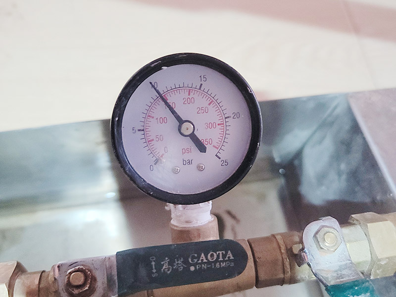 馬桶下水管打壓維修：1.觀察現(xiàn)場，以確定采購配件型號，及其他額外工具。 2.準備工具及材料。準備現(xiàn)場，沖一次清水，蓋上馬桶，把舊衣服墊在馬桶蓋上。 3.非常重要，通知你樓上的各家用戶，此期間不要使用馬桶沖水。 4.拆除舊管，先取下兩邊的捆綁固定物，用鉗子，一般是鐵絲擰的。然后吧管取下，一般塑料已經(jīng)老化，沒有彈性，但很脆，直接掰就行。 5.處理接口邊緣，主要是通便管道接口，老化膠皮粘著邊上，形成厚度，不敲掉的話新管套不進去。然后兩邊接口抹上凡士林。不然上面有銹，套管的時候非常困難。廢舊衣物此時可以用來擦手。 6.套管，力氣活，技巧活。注意，先吧固定的鐵圈套中膠皮管口，不然對接上之后，就帶不上了。