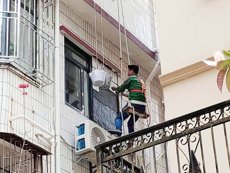 外墻瓷磚修補：將破損墻磚取出，用切割機在離損壞的墻磚的四周5到6毫米處切槽，用切割刀將墻磚縫的水泥稍微刮下一些，再用切割刀吧墻磚表面的釉面劃開一道口，以便把墻磚敲碎取出，用錘子把墻磚敲碎后取下來，如果水泥粘得太牢，可以用錘子和鏨子把破損的墻磚剔下。 將磚上的砂漿全部刮干凈，然后在107膠中加入適量的水泥，并攪拌成糊狀。然后在瓷磚的背面涂上薄薄的一層，再將瓷磚粘到之前粘貼的墻面，一會功夫就可粘牢。給瓷磚填縫，按照比例調勻瓷磚填縫劑，用海綿抹刀將填縫劑抹到墻磚之間的縫隙中;填縫劑半干后，將海綿沾水，把多余的填縫劑擦掉，干燥后完成。