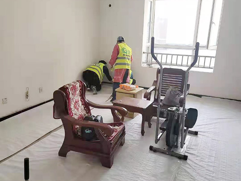 地面成品保護(hù)措施：瓷磚、地板的鋪裝，也屬于基礎(chǔ)裝修的部分，經(jīng)常發(fā)現(xiàn)瓷磚施工時(shí)和施工后都沒(méi)有做成品保護(hù)工作，具體的表現(xiàn)有：瓷磚邊鋪邊勾縫、在剛鋪的瓷磚、地板上堆放雜物、剛鋪的瓷磚就在上面走動(dòng)踩踏、地面瓷磚、地板沒(méi)有使用成品保護(hù)膜覆蓋等，這些都會(huì)影響瓷磚的鋪貼效果，造成瓷磚的施工質(zhì)量問(wèn)題。